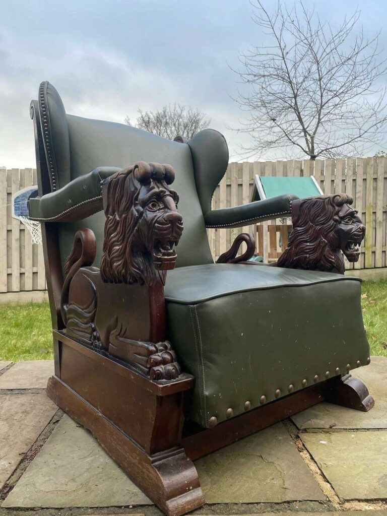 Lion on sale chair antique